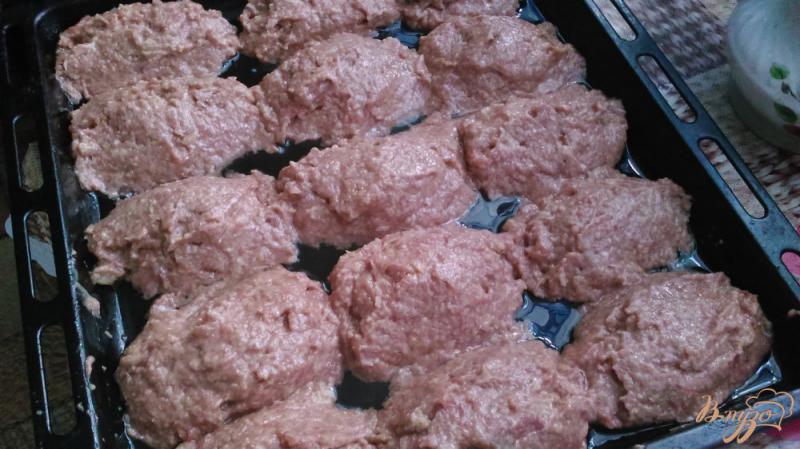 Фото приготовление рецепта: Месные котлеты с чесночным соусом шаг №4