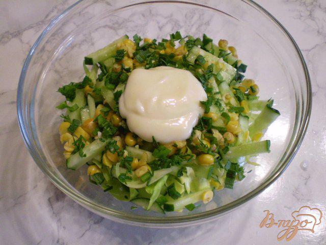 Фото приготовление рецепта: Капустный салат с кукурузой и огурцом шаг №5