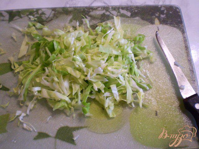 Фото приготовление рецепта: Капустный салат с кукурузой и огурцом шаг №2