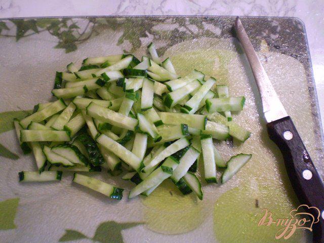 Фото приготовление рецепта: Капустный салат с кукурузой и огурцом шаг №3