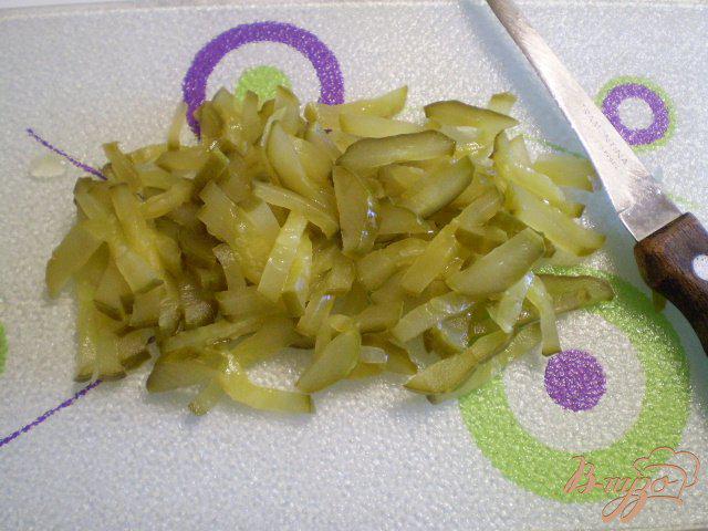Фото приготовление рецепта: Гарнир картофельный с консервированным огурцом шаг №4
