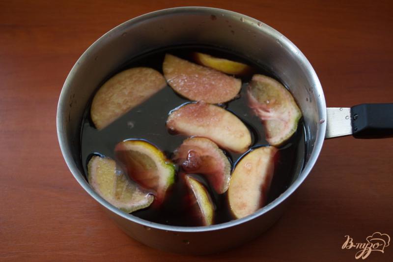 Фото приготовление рецепта: Двойной глинтвейн с лимоном и яблоком шаг №2