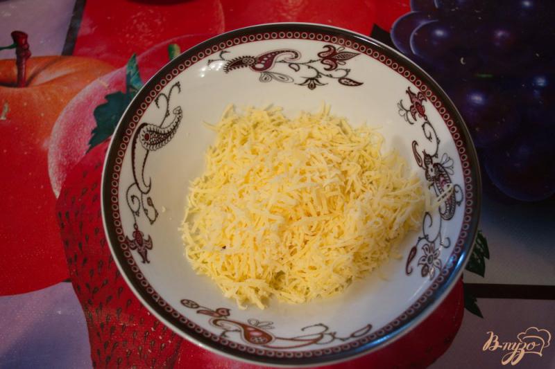 Фото приготовление рецепта: Запеченый батон с сыром и зеленью шаг №2
