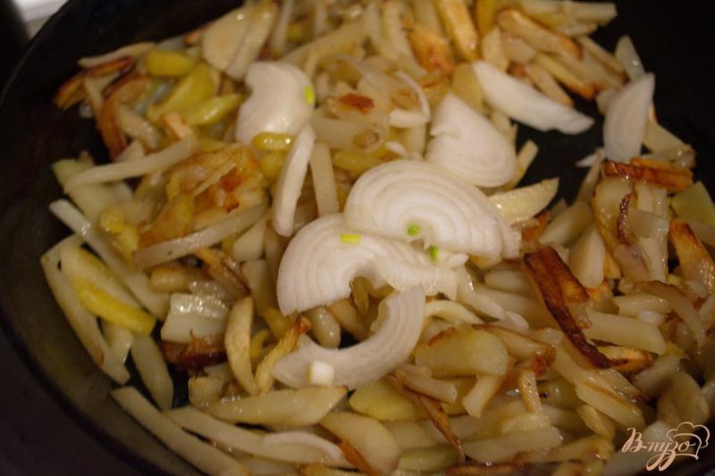 Фото приготовление рецепта: Нежная жареная картошка с зеленью шаг №4
