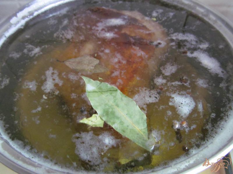 Фото приготовление рецепта: Рулька в пиве с квашенной капустой шаг №4