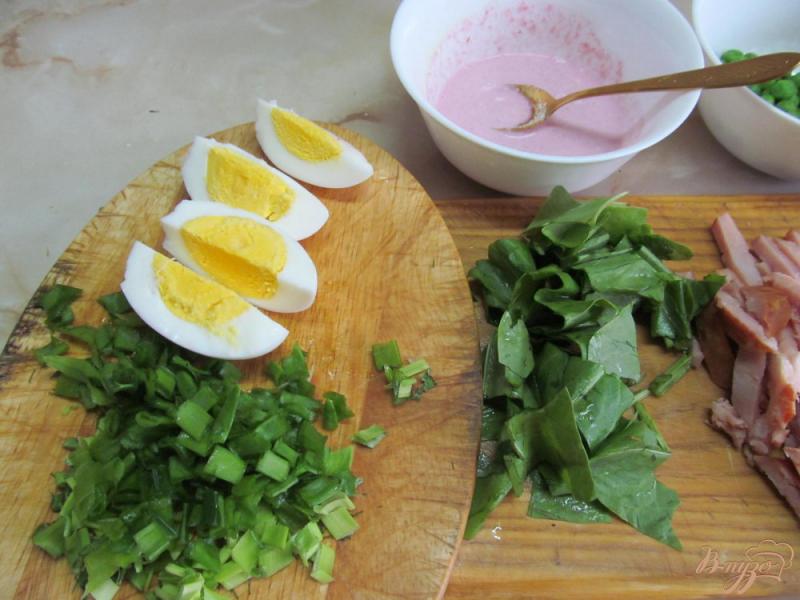 Фото приготовление рецепта: Салат из свежего щавеля свеклы и зеленого горошка шаг №4