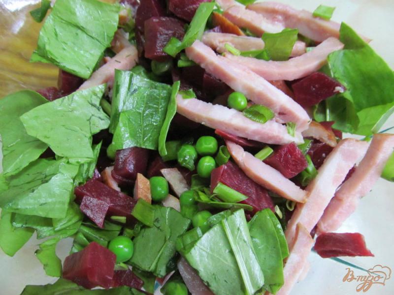 Фото приготовление рецепта: Салат из свежего щавеля свеклы и зеленого горошка шаг №6