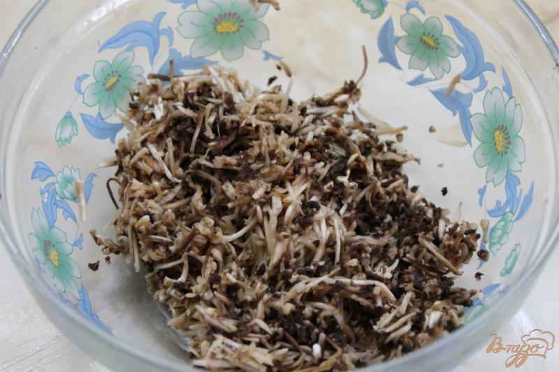 Фото приготовление рецепта: Грибные оладьи с кабачками шаг №2