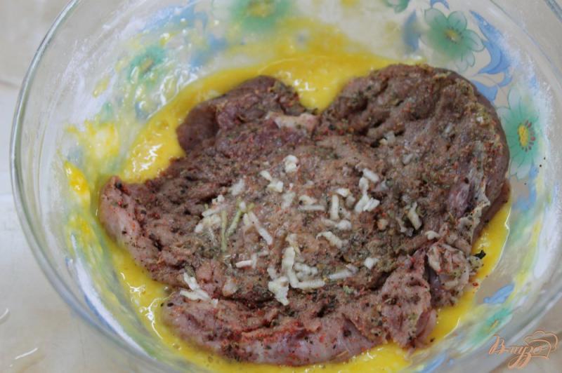 Фото приготовление рецепта: Свиная вырезка в кляре с овощами под сыром шаг №3