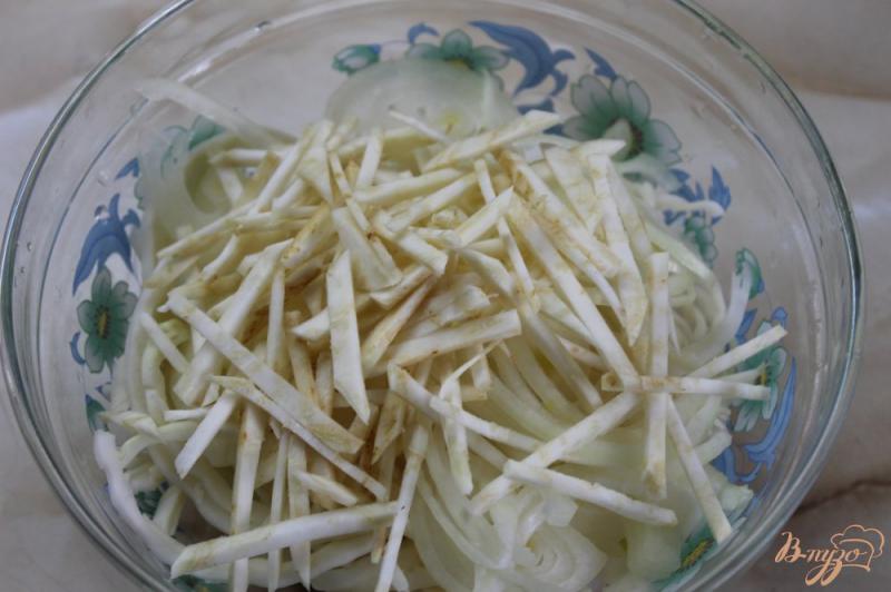 Фото приготовление рецепта: Салат овощной с свежими шампиньонами и сельдереем шаг №3