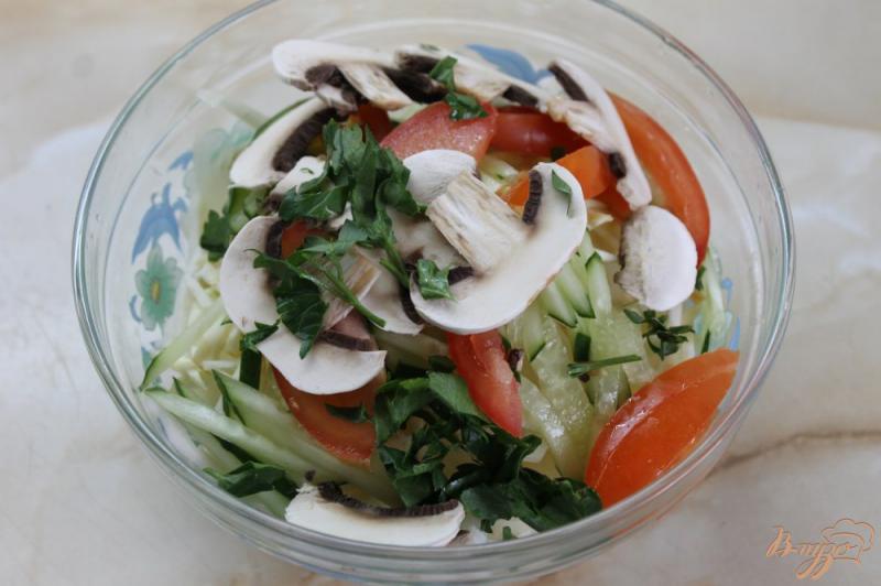 Фото приготовление рецепта: Салат овощной с свежими шампиньонами и сельдереем шаг №4