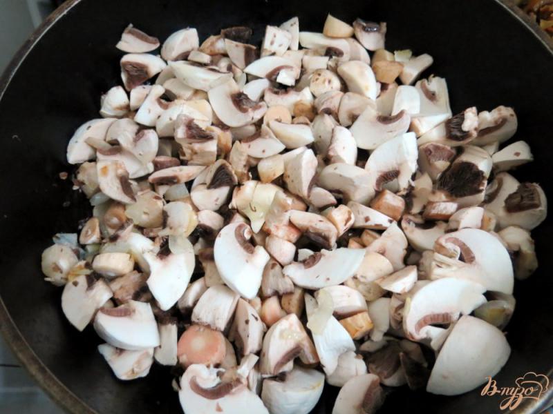 Фото приготовление рецепта: Вареники с картофелем, грибами и черемшой шаг №4