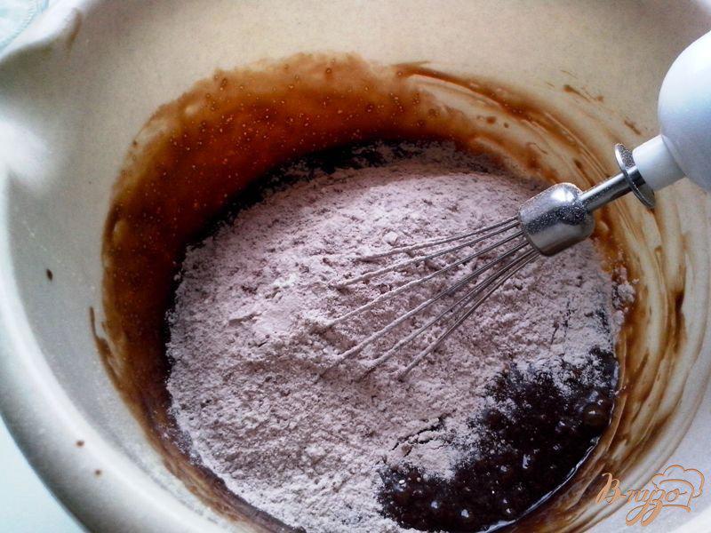 Фото приготовление рецепта: Шоколадный брауни с зефиром и орехами шаг №5