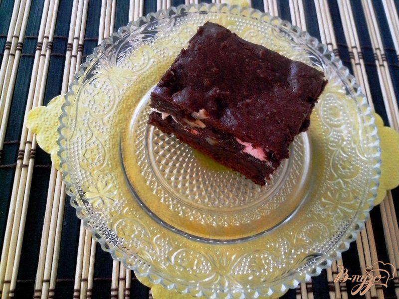 Фото приготовление рецепта: Шоколадный брауни с зефиром и орехами шаг №8