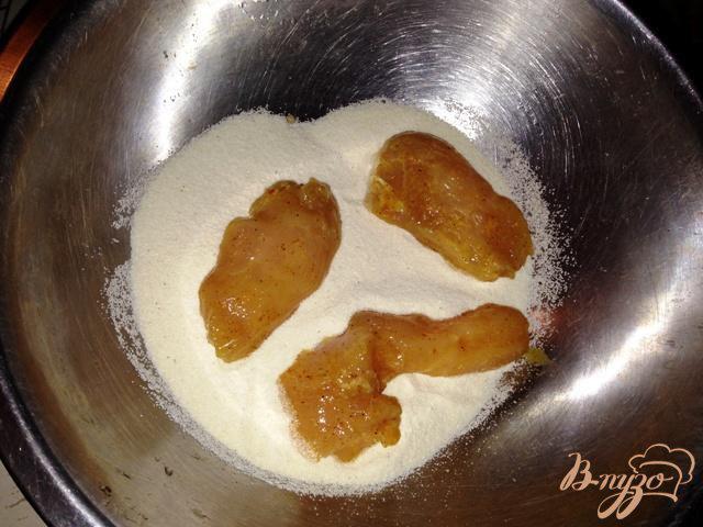 Фото приготовление рецепта: Куриное филе в манной панировке с сырным соусом шаг №2