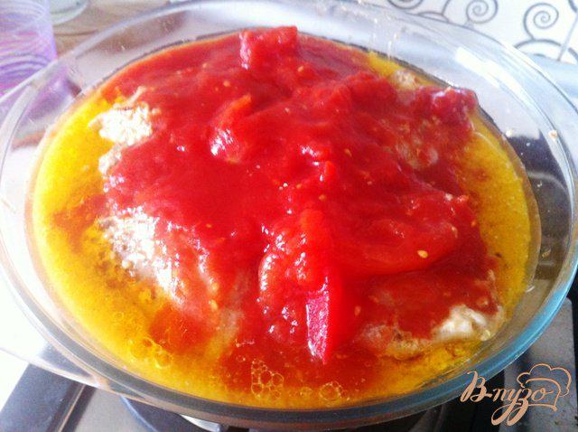 Фото приготовление рецепта: Куриные бедрышки в томатном соусе. шаг №8