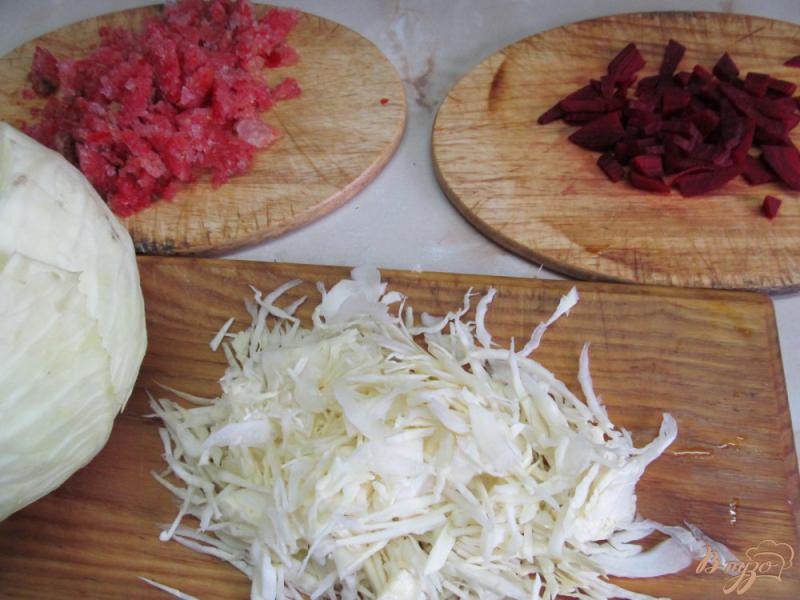 Фото приготовление рецепта: Борщ с маринованными грибами горошком и фасолью шаг №5