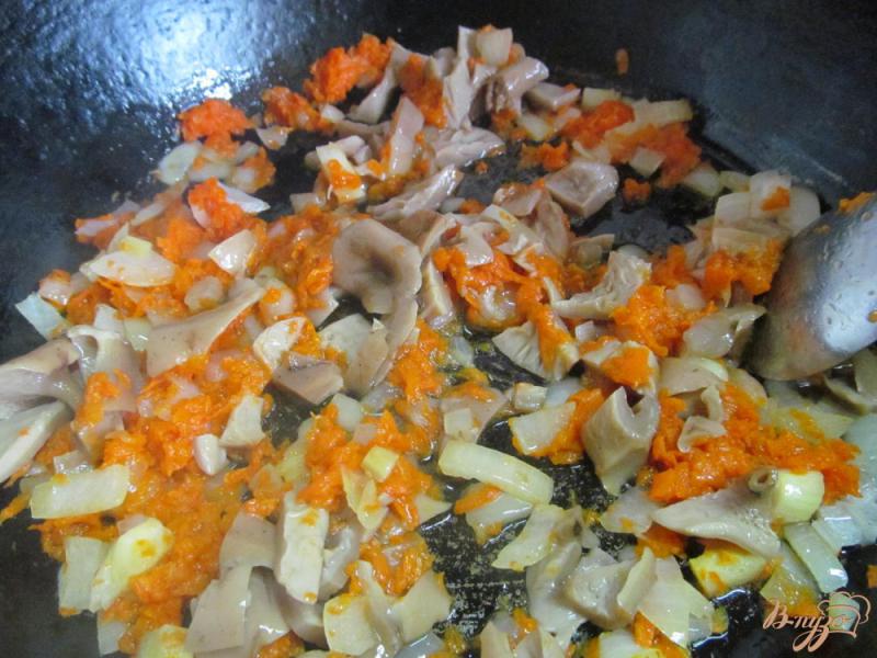Фото приготовление рецепта: Борщ с маринованными грибами горошком и фасолью шаг №4