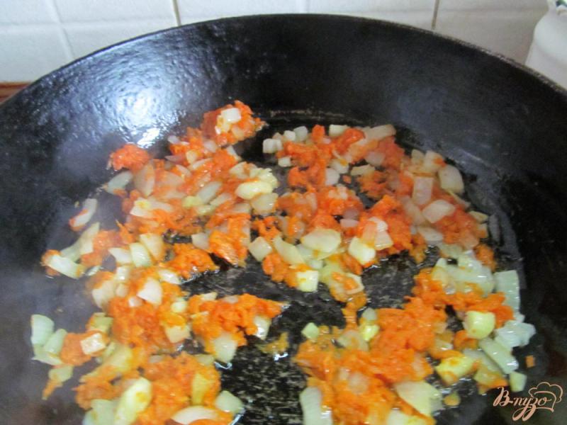 Фото приготовление рецепта: Борщ с маринованными грибами горошком и фасолью шаг №3