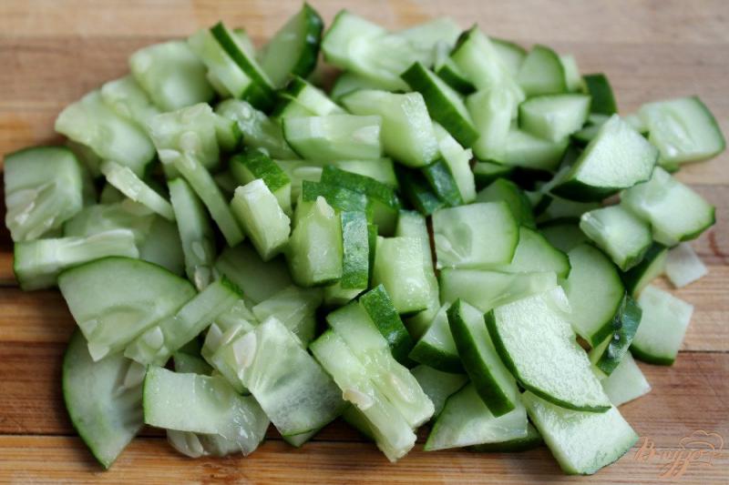 Фото приготовление рецепта: Салат с огурцом, зеленью и яйцом шаг №1