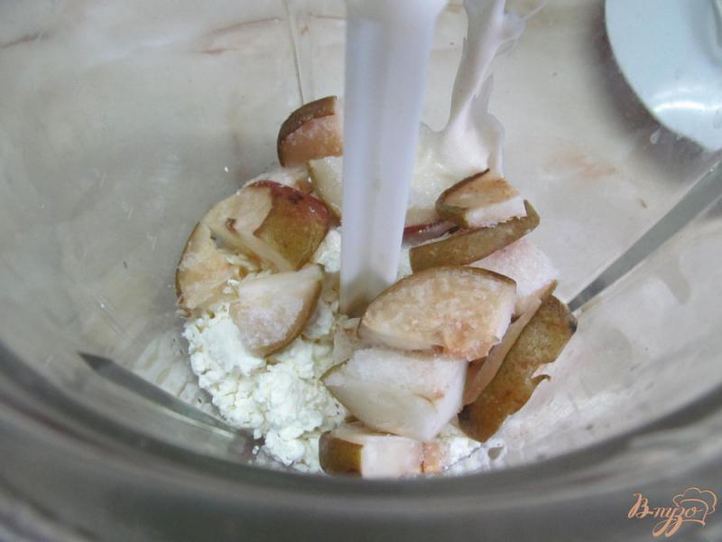 Фото приготовление рецепта: Десерт из творога клюквы и печенья шаг №2