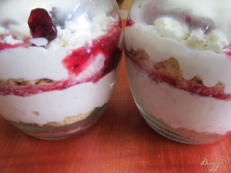Фото приготовление рецепта: Десерт из творога клюквы и печенья шаг №11
