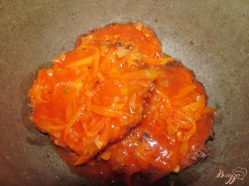 Фото приготовление рецепта: Луковые котлеты в томатной подливке шаг №9