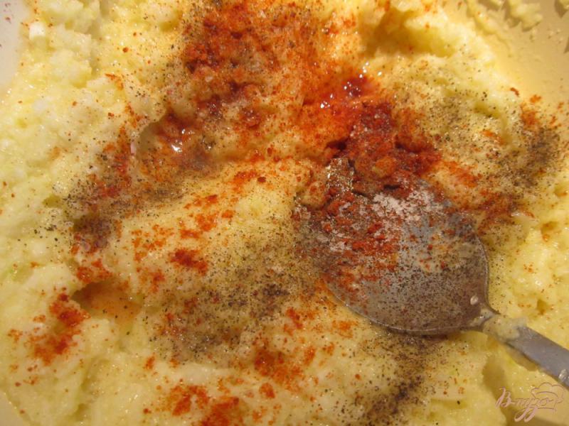 Фото приготовление рецепта: Луковые котлеты в томатной подливке шаг №4