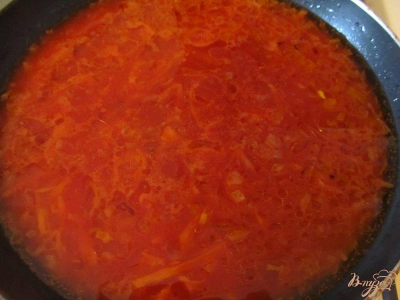 Фото приготовление рецепта: Луковые котлеты в томатной подливке шаг №8