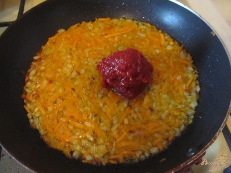 Фото приготовление рецепта: Луковые котлеты в томатной подливке шаг №7