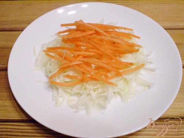 Фото приготовление рецепта: Салат «Витаминный» с капустой и клюквой шаг №3