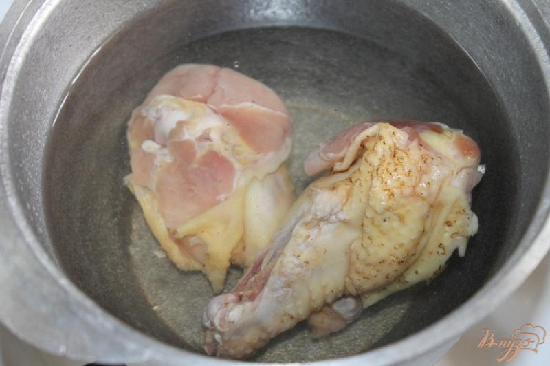 Фото приготовление рецепта: Суп с щавелем и крапивой на курином бульоне шаг №1