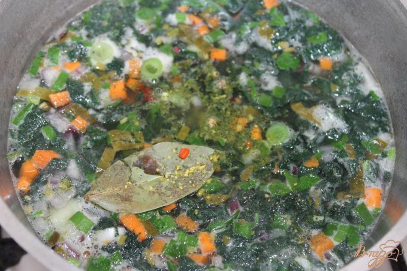 Фото приготовление рецепта: Суп с щавелем и крапивой на курином бульоне шаг №7