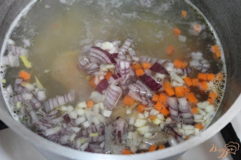 Фото приготовление рецепта: Суп с щавелем и крапивой на курином бульоне шаг №6