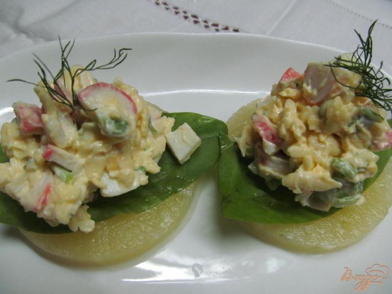 Фото приготовление рецепта: Крабовый салат на ананасе шаг №6