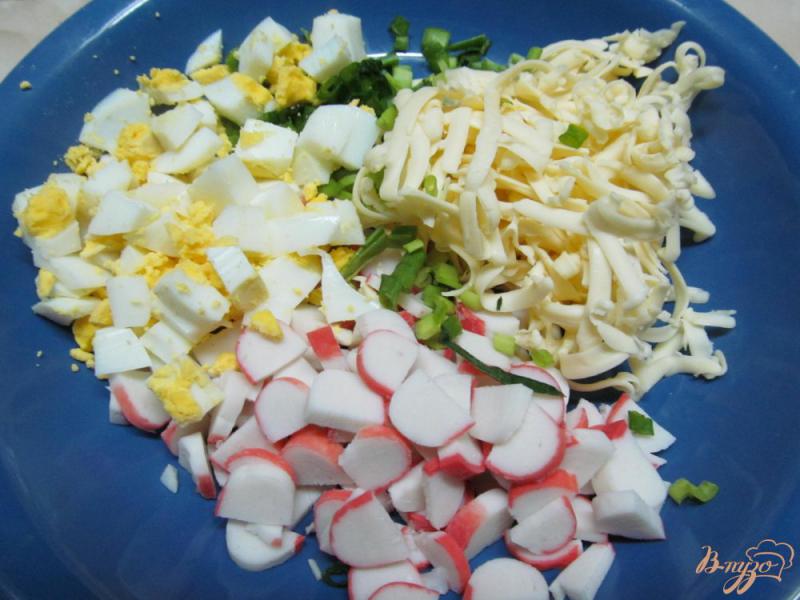 Фото приготовление рецепта: Крабовый салат на ананасе шаг №3