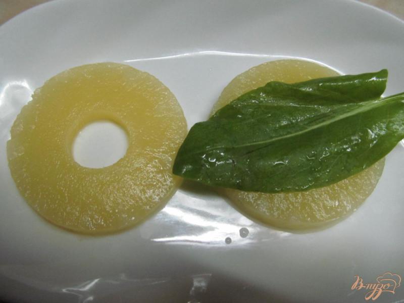 Фото приготовление рецепта: Крабовый салат на ананасе шаг №5