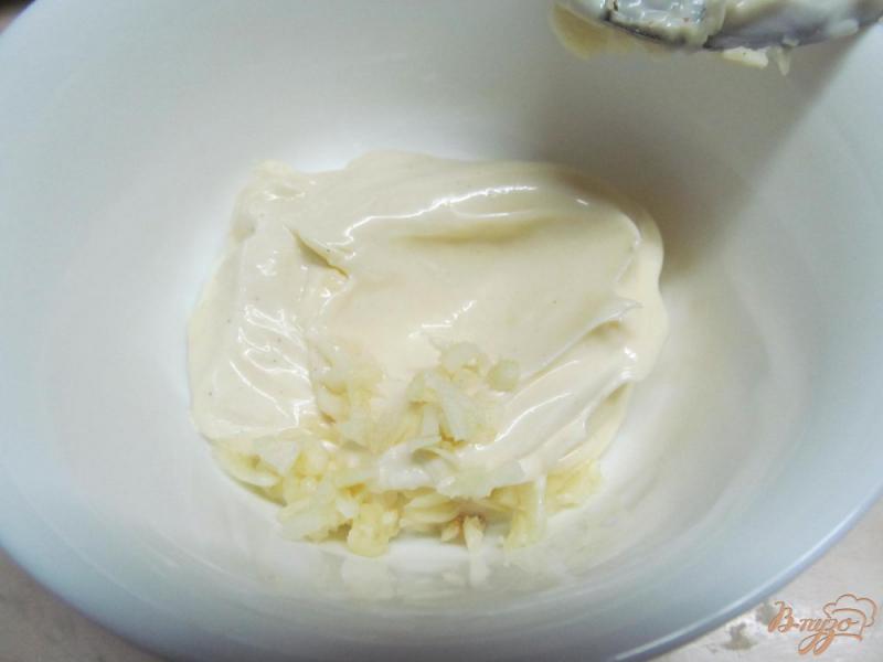 Фото приготовление рецепта: Крабовый салат на ананасе шаг №2