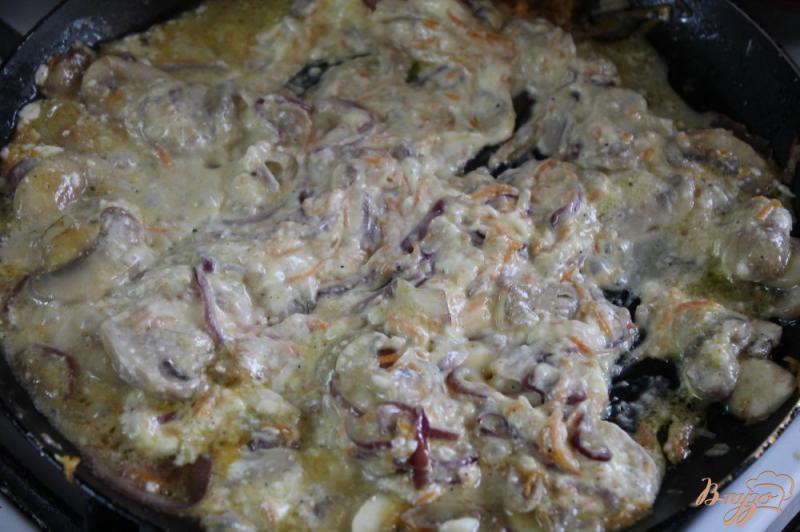 Фото приготовление рецепта: Закусочный печеночный торт с грибами шаг №7