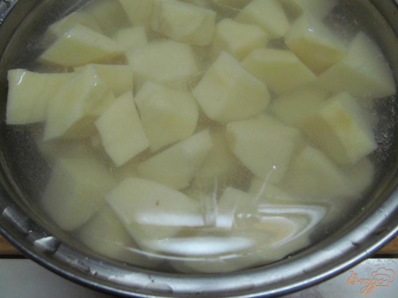 Фото приготовление рецепта: Картофельные ватрушки с мясом шаг №2