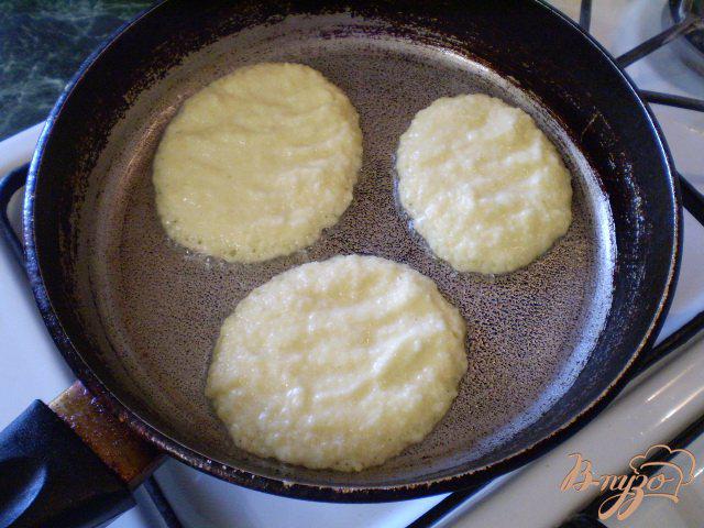 Фото приготовление рецепта: Драники картофельные с луком шаг №6