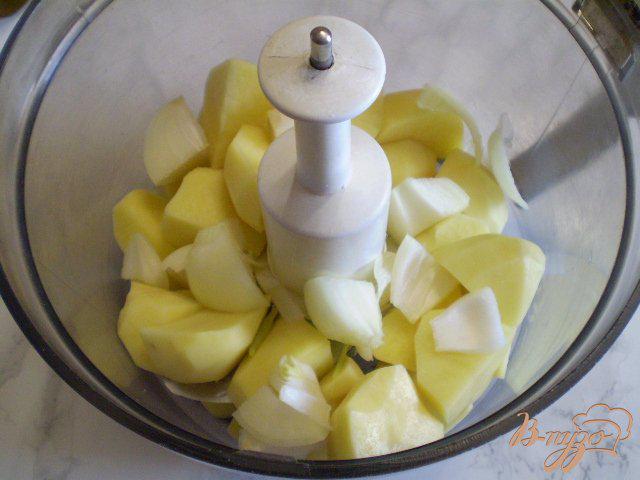 Фото приготовление рецепта: Драники картофельные с луком шаг №2