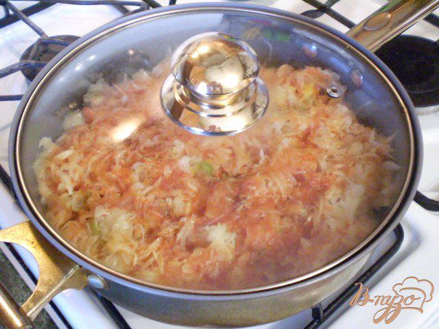 Фото приготовление рецепта: Овощное рагу с капустой на сковороде шаг №8