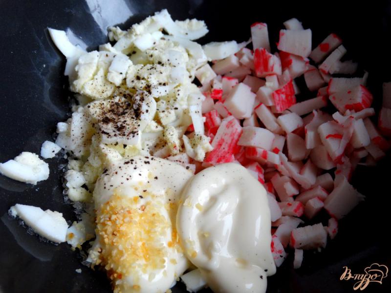 Фото приготовление рецепта: Картофель фаршированный крабовыми палочками и яйцами шаг №3
