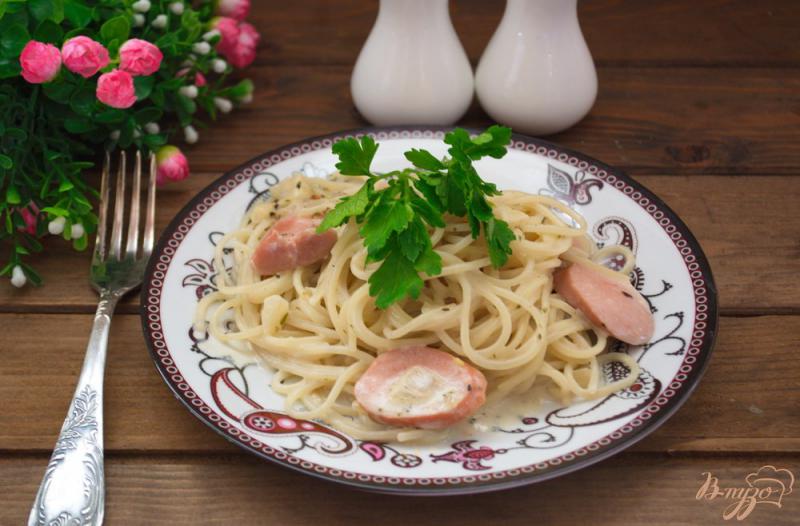 Фото приготовление рецепта: Быстрые спагетти с сосисками в сливочном соусе шаг №7