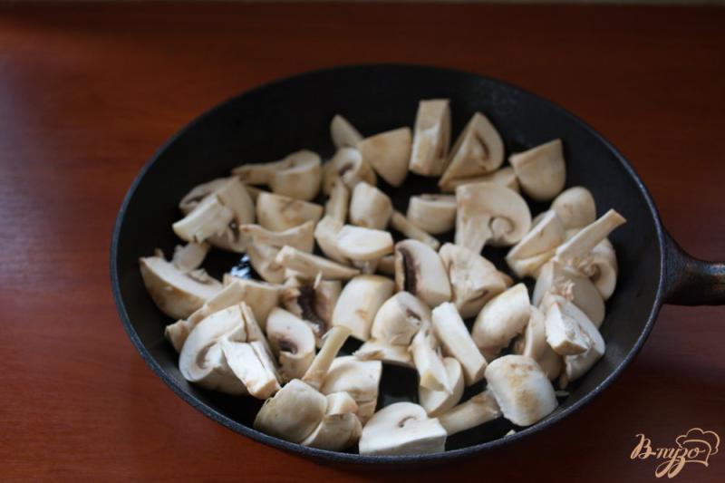 Фото приготовление рецепта: Закусочные шампиньоны с чесноком, укропом и петрушкой шаг №3