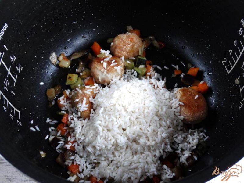Фото приготовление рецепта: Рис с куринымии фрикадельками и овощами в мультиварке шаг №4