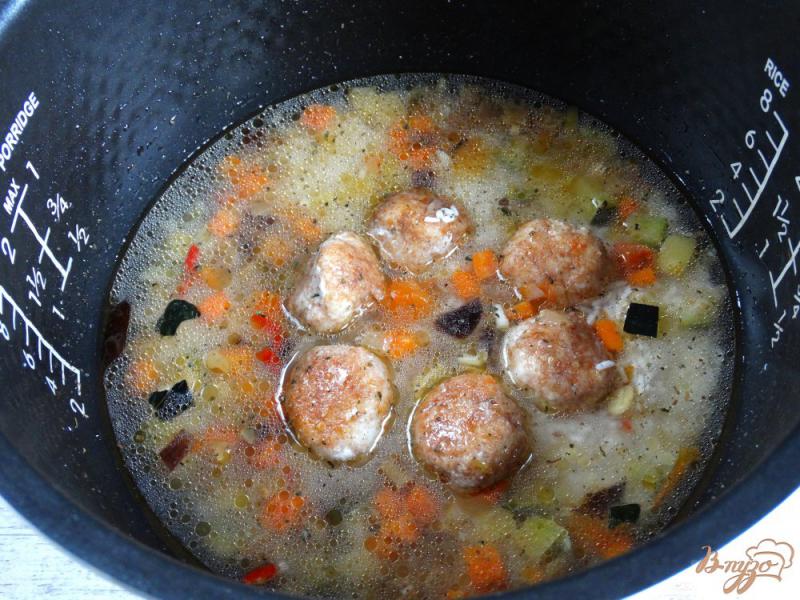 Фото приготовление рецепта: Рис с куринымии фрикадельками и овощами в мультиварке шаг №5