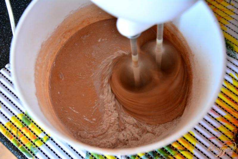Фото приготовление рецепта: Шоколадные кексы с белковой шапочкой шаг №5