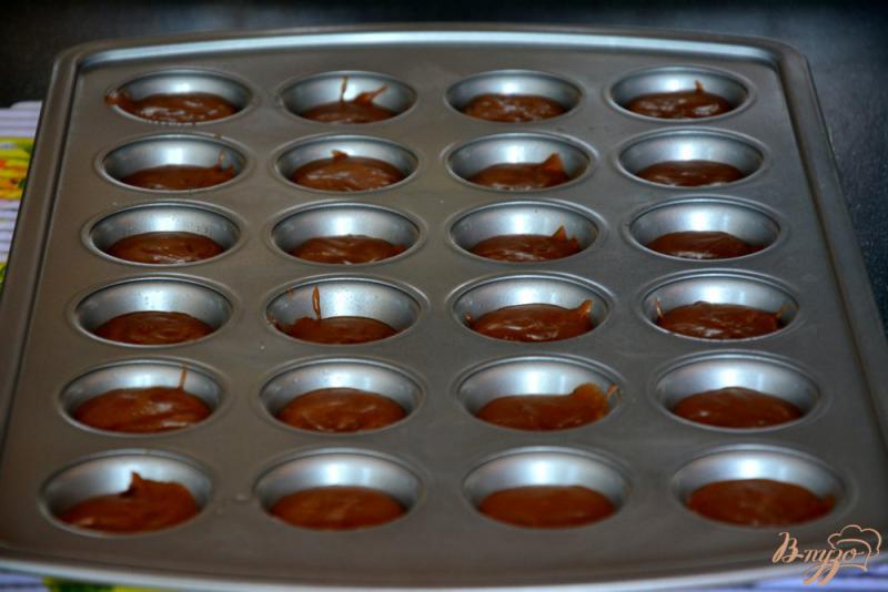 Фото приготовление рецепта: Шоколадные кексы с белковой шапочкой шаг №6